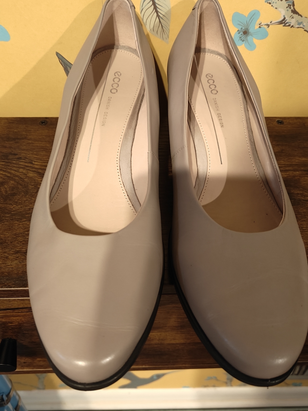 Ecco Women's Light Taupe Leather Round-Toe Flats